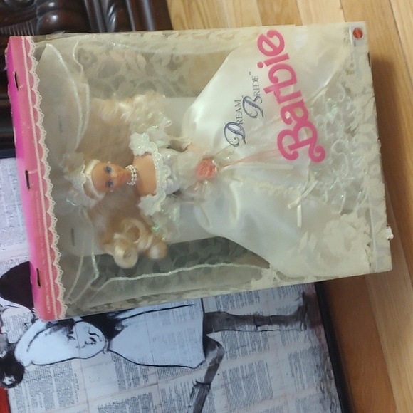 Dream Bride Barbie - Picture 6 of 11